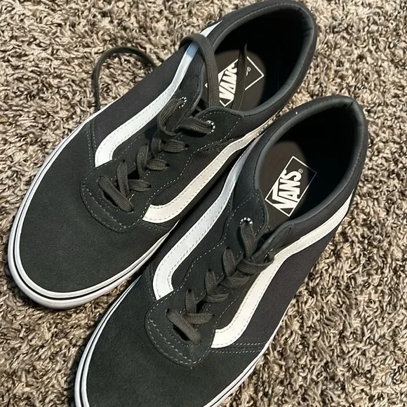 Vans US Mens 11 - 721454 Grey Suede and Canvass Skate shoe NWOT - Picture 2 of 4